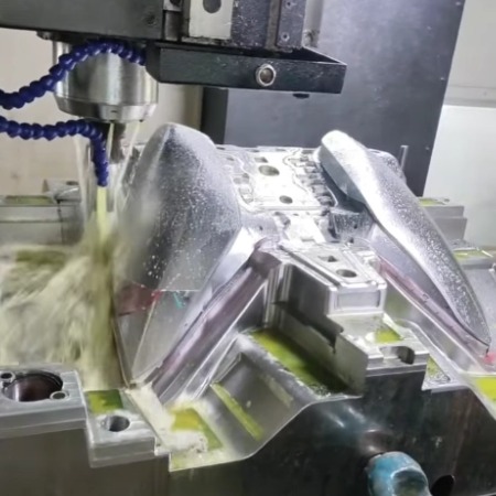 El arte de la precisión: cómo el mecanizado CNC define la calidad en los moldes de iluminación para automóviles