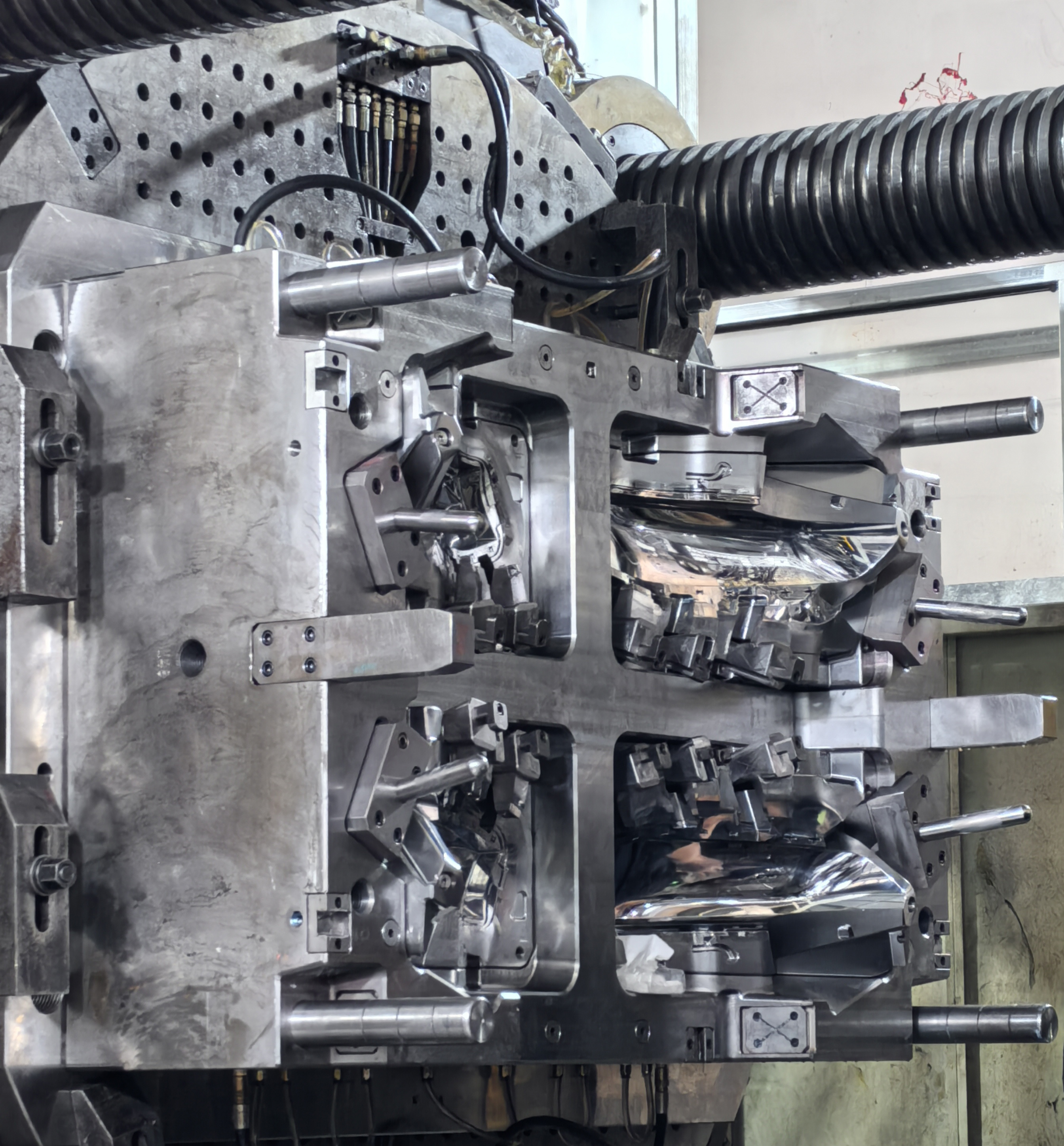 قالب حقن مخصص لإنتاج المصابيح الأمامية للسيارات والمصابيح الخلفية